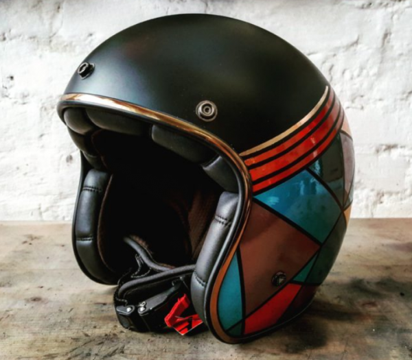 Helm dengan desain grafis abstrak yang memukau